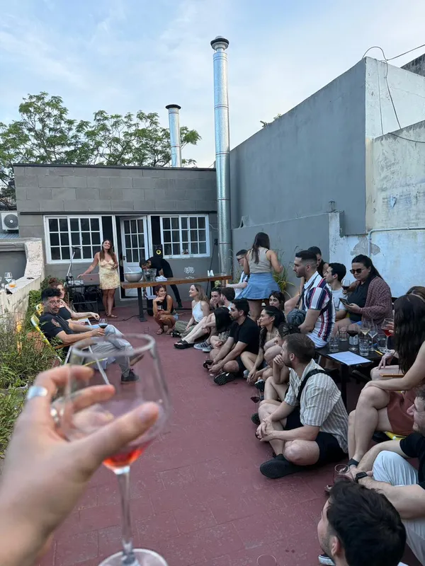Llegada con copa de vino en Impro Sessions